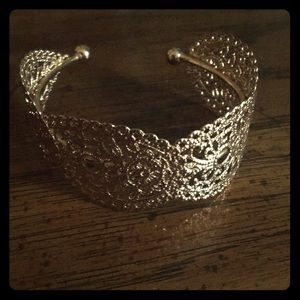 Gold bracelet no clasp